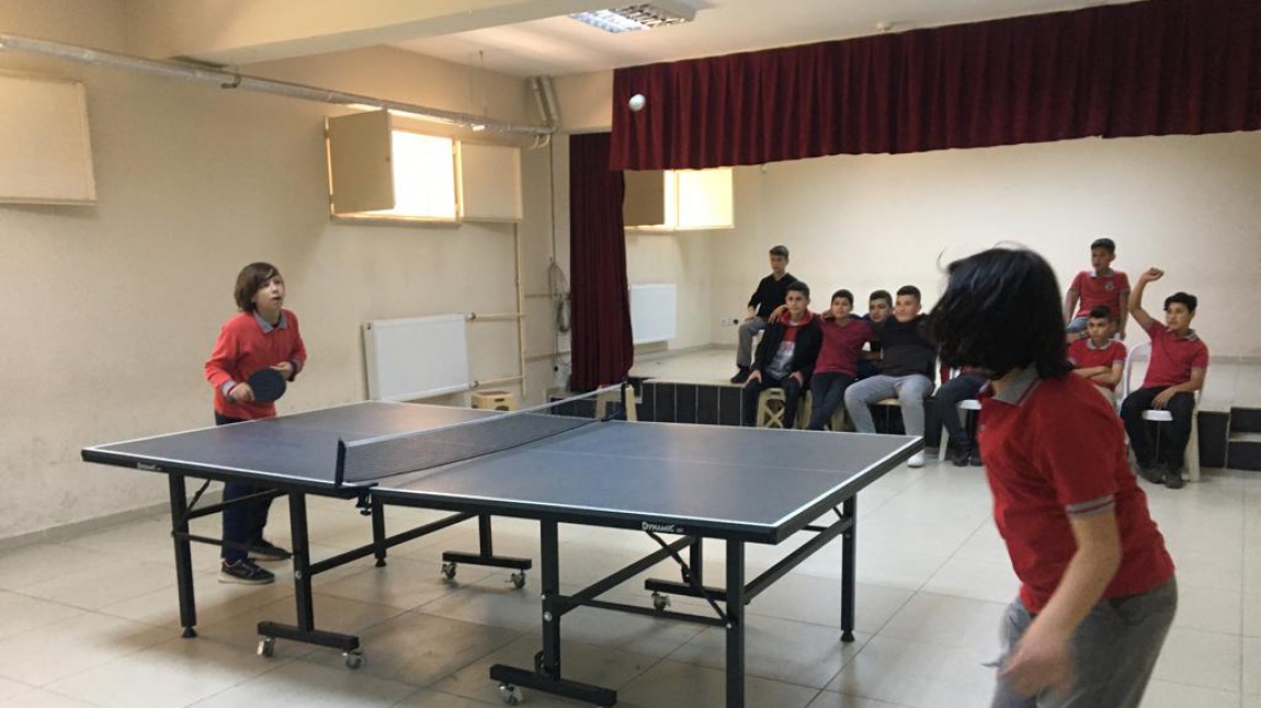 Okulumuzda sınıflar arası masa tenisi ve voleybol turnuvaları yapıldı